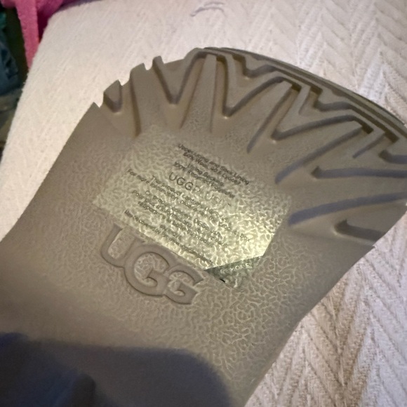 UGG Tan Suede shoes  with Soft White sheepskin Interior NWOT. SEE NEW PHOTOS - Picture 9 of 13